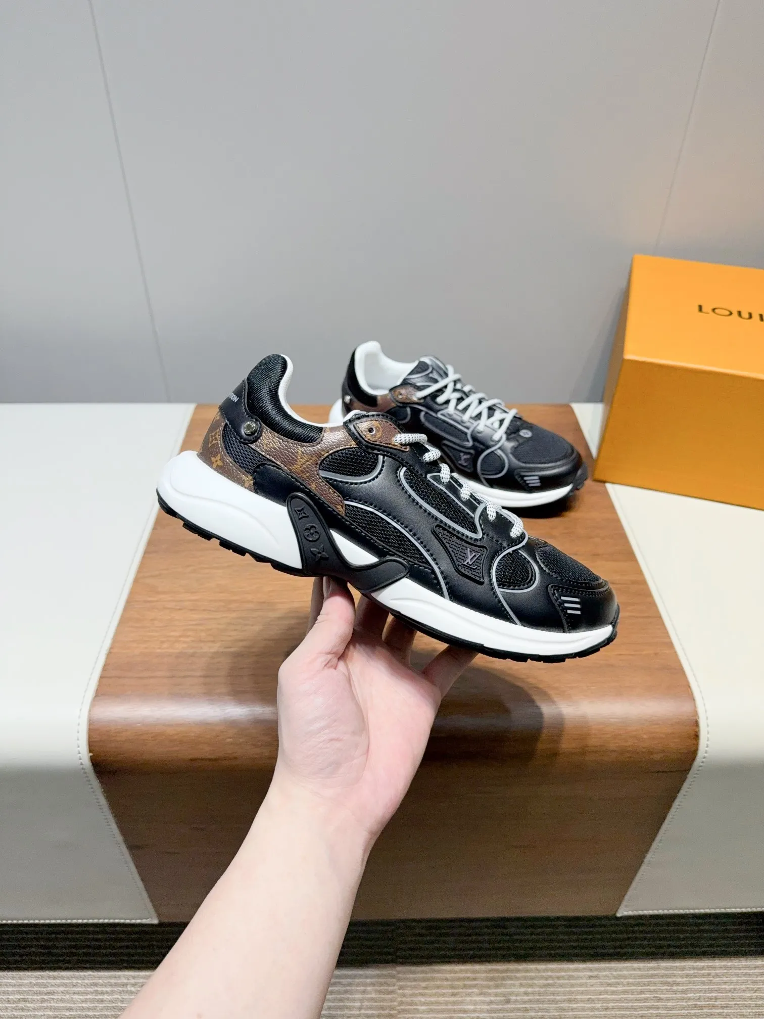 👟👟Ex-factory price 680👟👟 Men's size +10 LV Louis Vuitton OLYMPIA couple's sneakers. Purchased two pairs of Taikoo Hui RMB 18,200 to develop and reproduce. All details are correct. This model L Olympia sneakers combine mesh fabric and metallic synthetic leather and other technical fabrics to reinterpret the classic running shoe design with a neat and simple design. Lightweight EVA outsole provides a stretchy ride. Rich details such as Monogram embossing and presbyopic letters establish recognition. Mixed material embossing on the upper. Louis Vuitton elements on the laces. Original molded EVA. Outsole decorated with Monogram flowers. Size: 35-40 for women and 39-44 for men (40 for women and 45 for men are custom-made and cannot be returned or exchanged)
